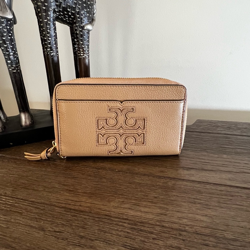 Tory Burch wallet very classic!